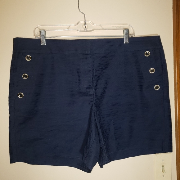 Ann Taylor Women's Navt Blue Shorts Size 16 - Picture 2 of 4